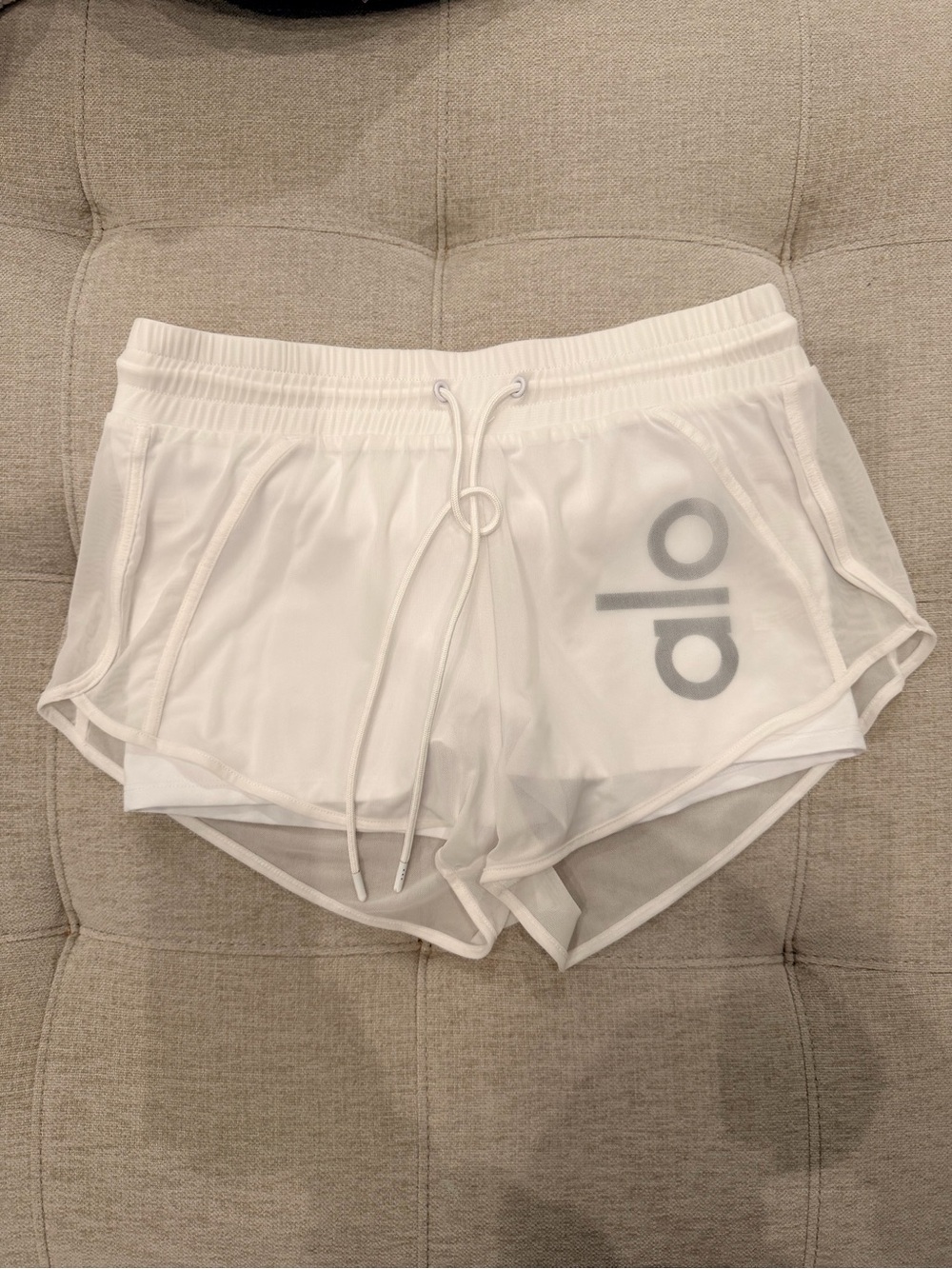 ❤️ ALO Yoga Ambience Women's White Mesh overlay shorts